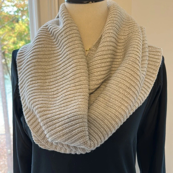 The White Company Wool/Cotton Infinity Scarf, NWOT - Picture 2 of 4